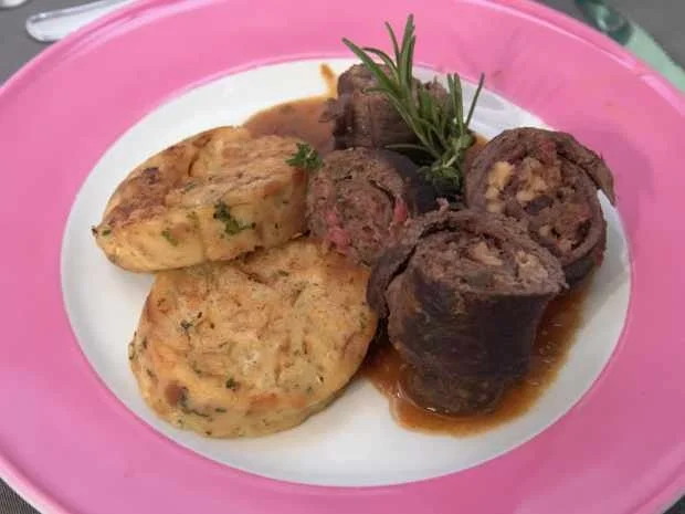 Rezept: Gefüllte Hirschrouladen mit Preiselbeer-Rotkohl und Semmelknödel Bild Nr. 2 Gefüllte Hirschrouladen mit Preiselbeer-Rotkohl und Semmelknödel - Rezept - Bild Nr. 2