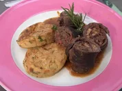 Gefüllte Hirschrouladen mit Preiselbeer-Rotkohl und Semmelknödel - Rezept - Bild Nr. 2