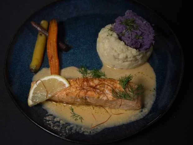 Lachsfilet in Dill-Weißweinsauce mit Möhren und Kartoffel-Sellerie Püree - Rezept - Bild Nr. 2