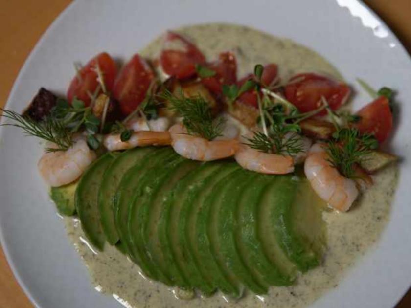 Salat aus Datteltomaten, Avocado, Kartoffeln und Garnelen auf Estragon ...