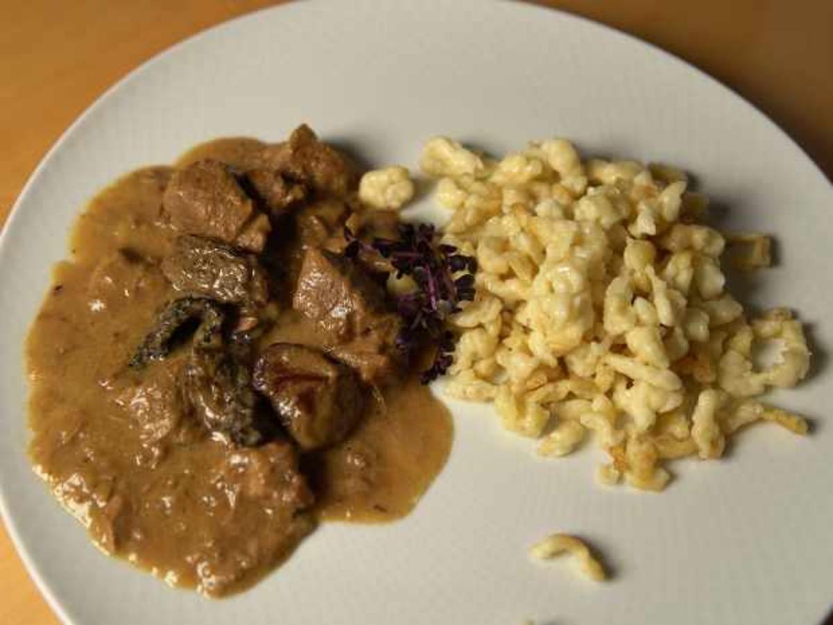 Kalbsrahmgulasch mit Spitzmorcheln und Dinkel-Quark-Spätzle - Rezept ...