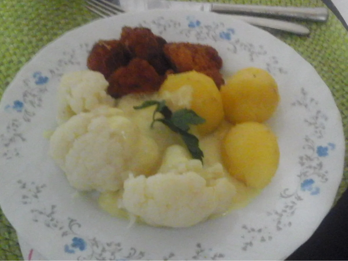 Rezept: Hähnchennuggets mit Rahmsauce, Blumenkohl und Pellkartoffeln Bild Nr. 2 Hähnchennuggets mit Rahmsauce, Blumenkohl und Pellkartoffeln - Rezept - Bild Nr. 2