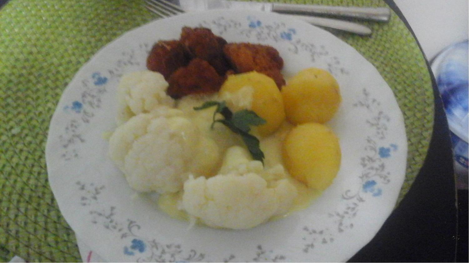 Hähnchennuggets mit Rahmsauce, Blumenkohl und Pellkartoffeln - Rezept ...