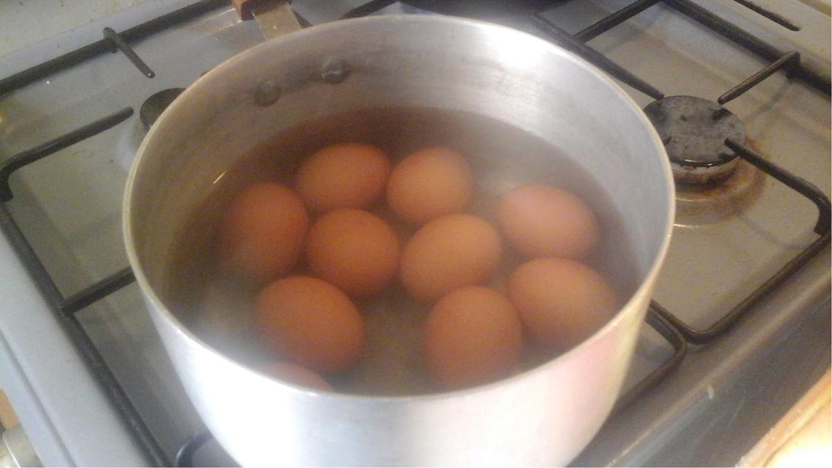 Gekochte Eier in Senf-Rahm-Sauce mit Pellkartoffeln und gemischten Salat - Rezept - Bild Nr. 3