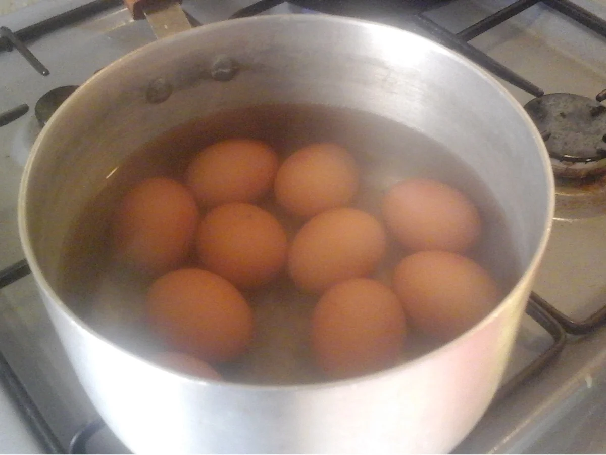 Gekochte Eier in Senf-Rahm-Sauce mit Pellkartoffeln und gemischten Salat - Rezept - Bild Nr. 3