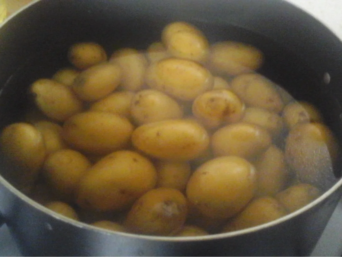 Gekochte Eier in Senf-Rahm-Sauce mit Pellkartoffeln und gemischten Salat - Rezept - Bild Nr. 8