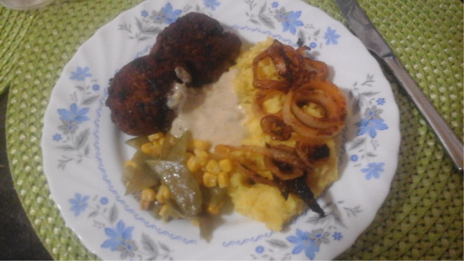 Frikadellen mit Rindermett und Gemüse, Rahmsauce, Zuckerschoten mit ...