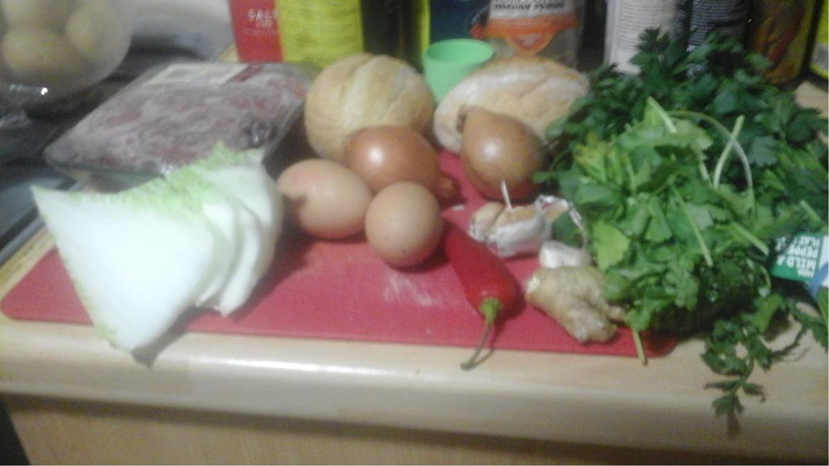 Frikadellen mit Rindermett und Gemüse, Rahmsauce, Zuckerschoten mit Mais und Sellerie-K... - Rezept - Bild Nr. 3