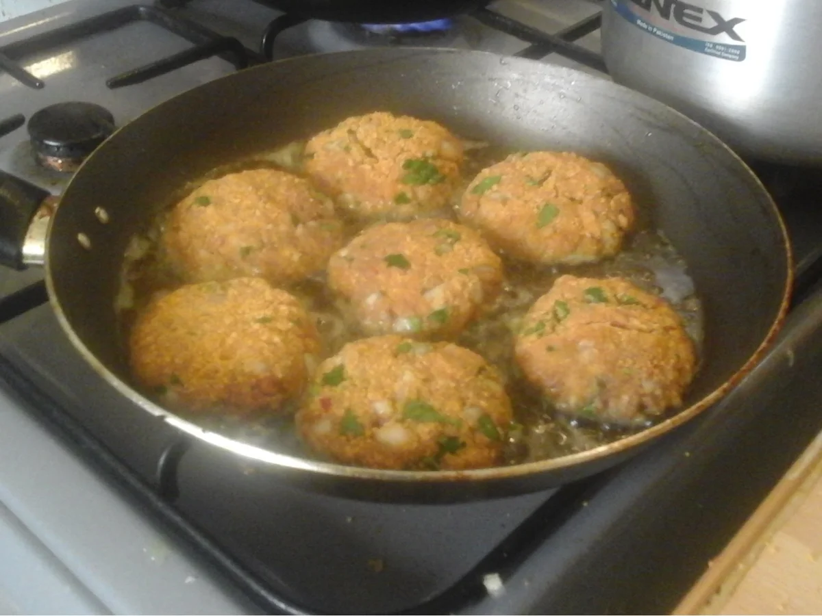 Frikadellen mit Rindermett und Gemüse, Rahmsauce, Zuckerschoten mit Mais und Sellerie-K... - Rezept - Bild Nr. 6