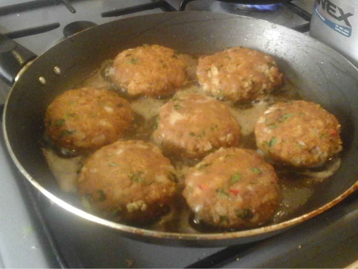 Frikadellen mit Rindermett und Gemüse, Rahmsauce, Zuckerschoten mit Mais und Sellerie-K... - Rezept - Bild Nr. 7