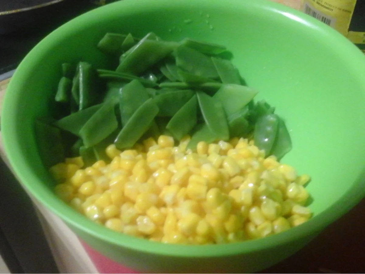 Frikadellen mit Rindermett und Gemüse, Rahmsauce, Zuckerschoten mit Mais und Sellerie-K... - Rezept - Bild Nr. 9