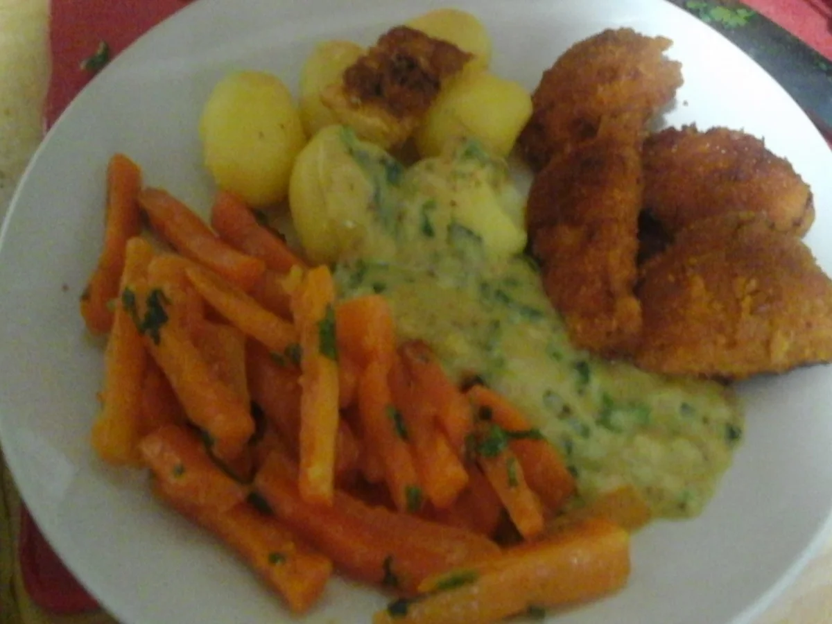 Hähnchen-Nuggets mit Honigmöhren-Sticks, pikanter Sauce und Pellkartoffel-Drillingen - Rezept - Bild Nr. 16417