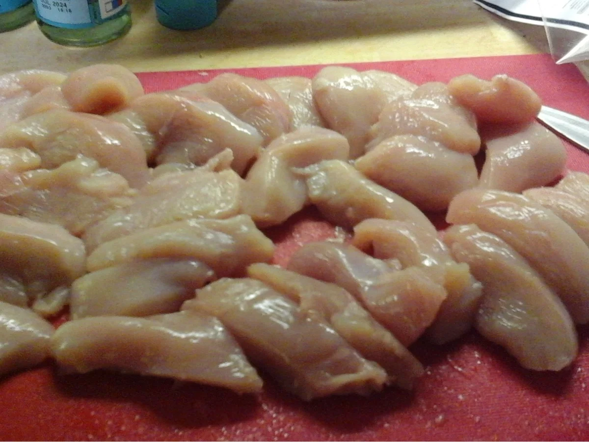 Hähnchen-Nuggets mit Honigmöhren-Sticks, pikanter Sauce und Pellkartoffel-Drillingen - Rezept - Bild Nr. 16419