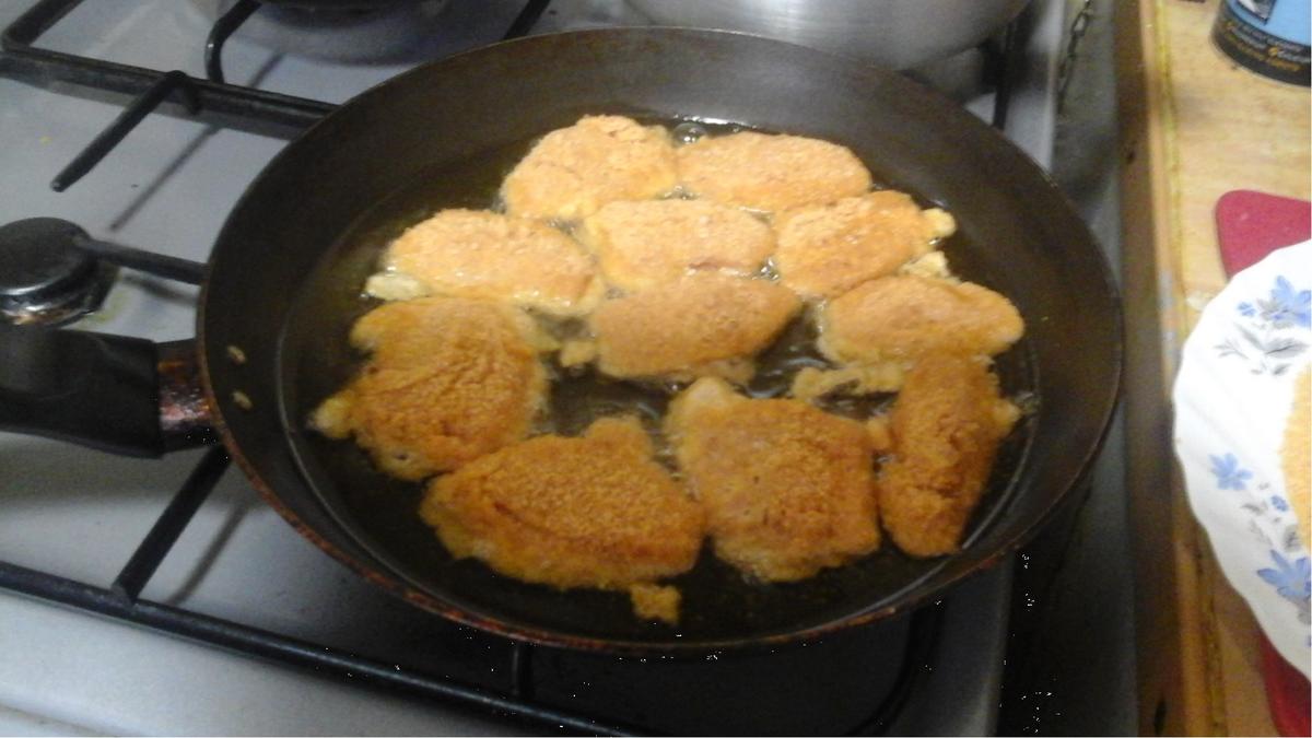 Hähnchen-Nuggets mit Honigmöhren-Sticks, pikanter Sauce und Pellkartoffel-Drillingen - Rezept - Bild Nr. 16420