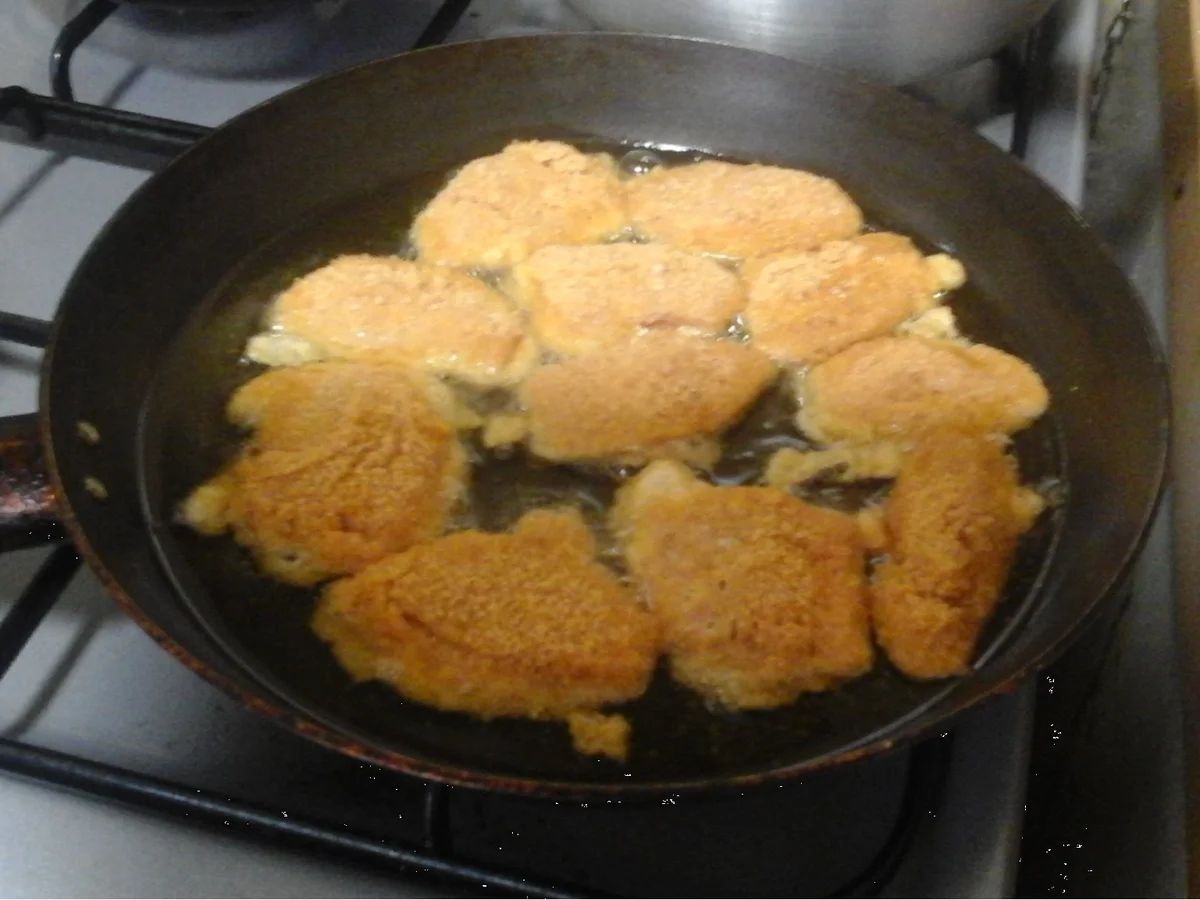 Hähnchen-Nuggets mit Honigmöhren-Sticks, pikanter Sauce und Pellkartoffel-Drillingen - Rezept - Bild Nr. 16420