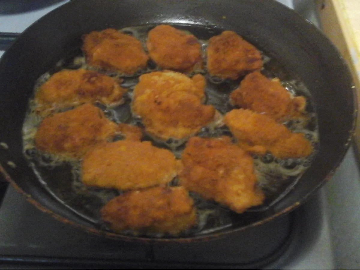 Hähnchen-Nuggets mit Honigmöhren-Sticks, pikanter Sauce und Pellkartoffel-Drillingen - Rezept - Bild Nr. 16421