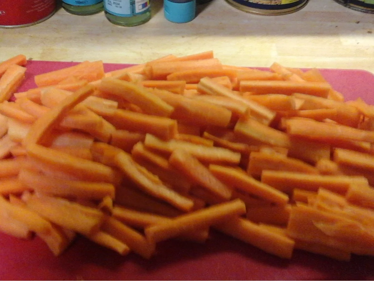 Hähnchen-Nuggets mit Honigmöhren-Sticks, pikanter Sauce und Pellkartoffel-Drillingen - Rezept - Bild Nr. 16422