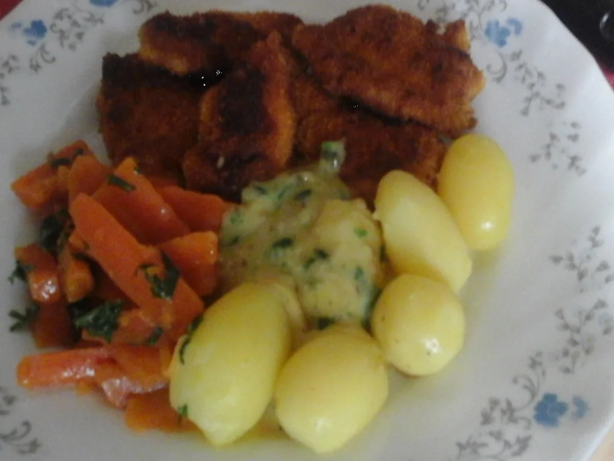 Hähnchen-Nuggets mit Honigmöhren-Sticks, pikanter Sauce und Pellkartoffel-Drillingen - Rezept - Bild Nr. 16426