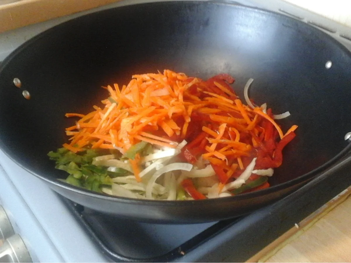 Chinesische Nudeln mit Ei und Gemüse im Wok - Rezept - Bild Nr. 16427