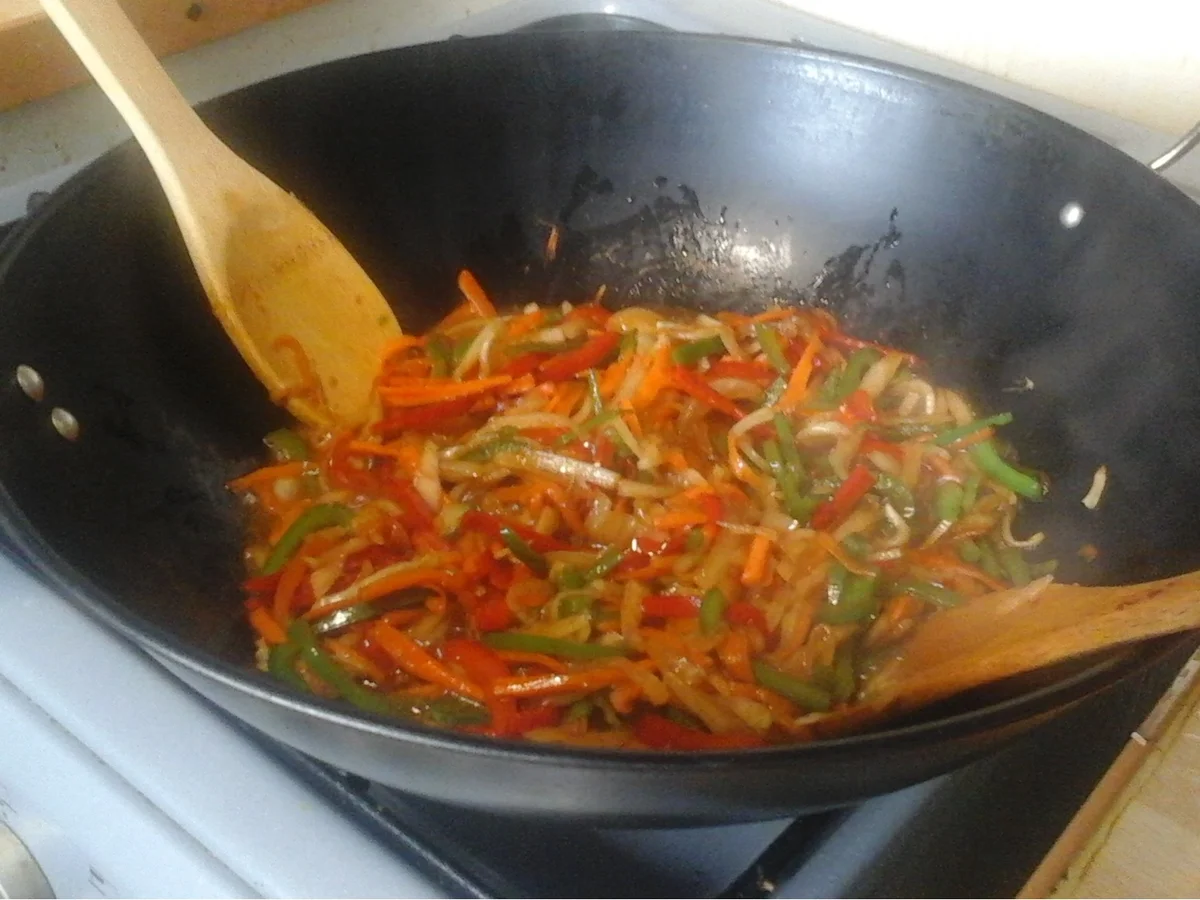 Chinesische Nudeln mit Ei und Gemüse im Wok - Rezept - Bild Nr. 16428