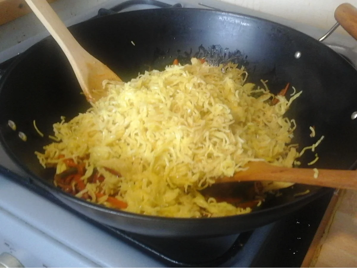 Chinesische Nudeln mit Ei und Gemüse im Wok - Rezept - Bild Nr. 16429