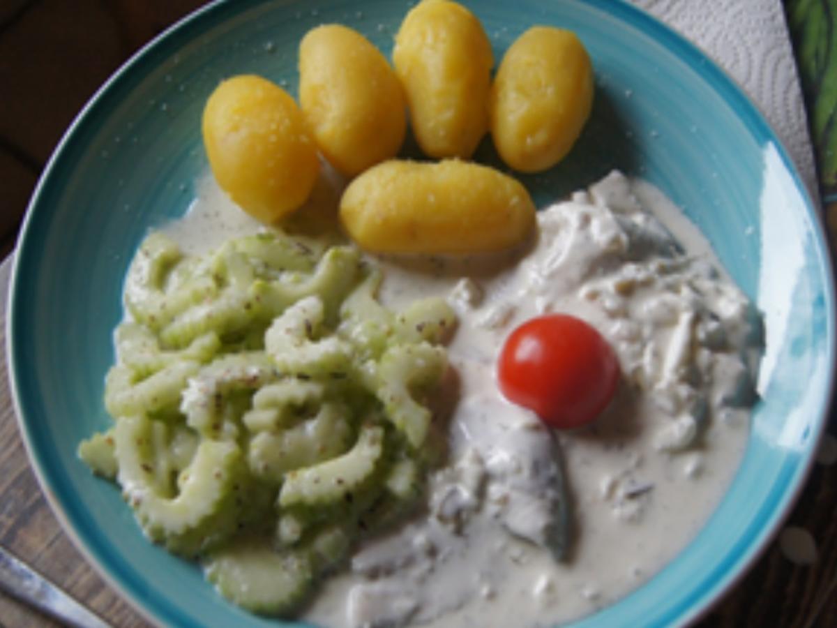 Heringsfilet in Sahnesauce mit Pellkartoffeln und Gurkensalat - Rezept - Bild Nr. 2