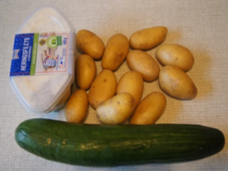 Heringsfilet in Sahnesauce mit Pellkartoffeln und Gurkensalat - Rezept - Bild Nr. 3