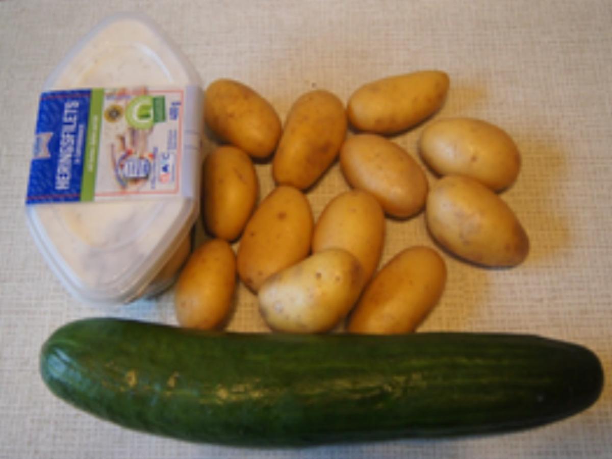 Heringsfilet in Sahnesauce mit Pellkartoffeln und Gurkensalat - schnell ... Heringsfilet in Sahnesauce mit Pellkartoffeln und Gurkensalat - schnell ...