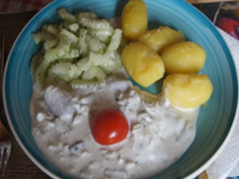 Heringsfilet in Sahnesauce mit Pellkartoffeln und Gurkensalat - Rezept - Bild Nr. 9