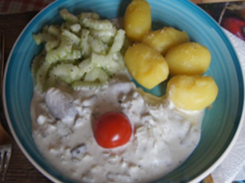 Heringsfilet in Sahnesauce mit Pellkartoffeln und Gurkensalat - schnell ...