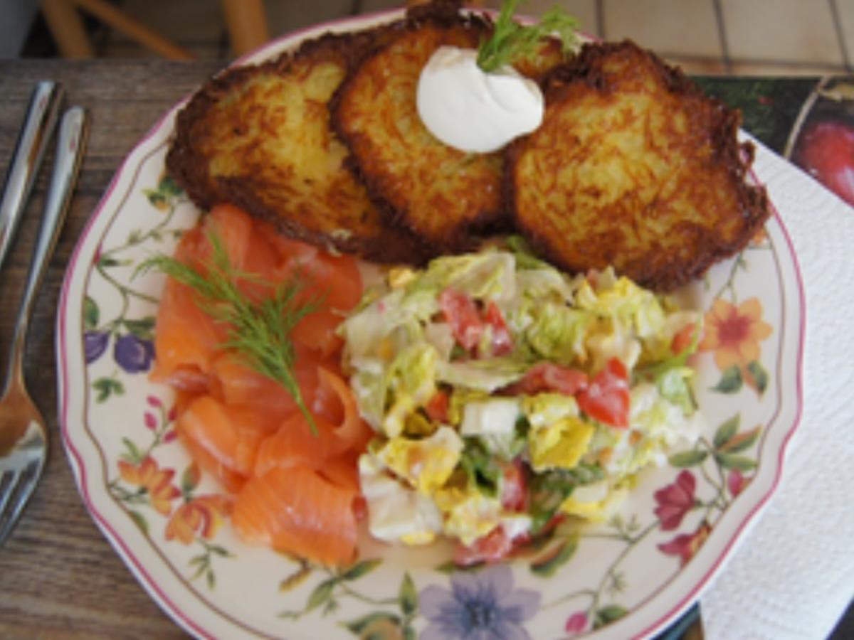 Reibekuchen mit Räucherlachs und Salat - Rezept - kochbar.de