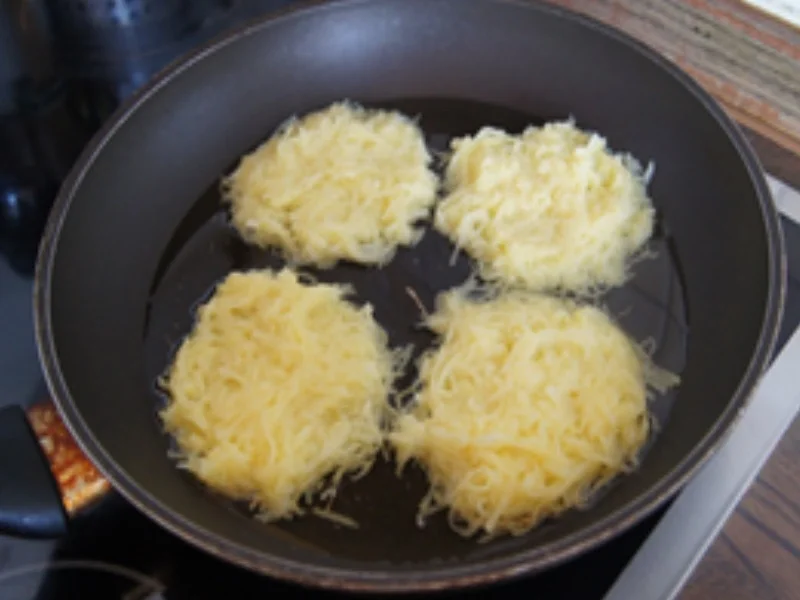 Reibekuchen mit Räucherlachs und Salat - Rezept - Bild Nr. 6