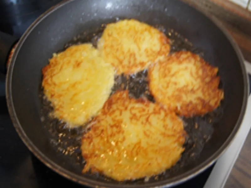 Reibekuchen mit Räucherlachs und Salat - Rezept - Bild Nr. 5