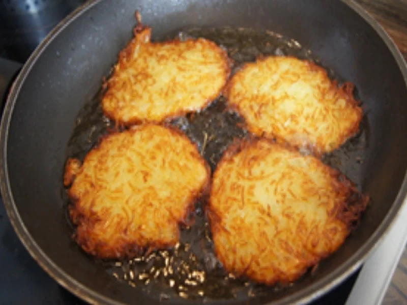 Reibekuchen mit Räucherlachs und Salat - Rezept - Bild Nr. 8