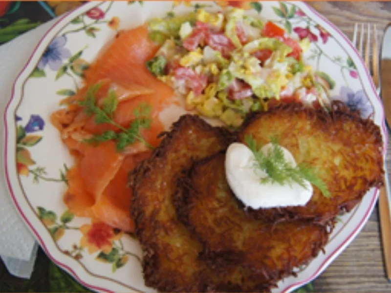Reibekuchen mit Räucherlachs und Salat - Rezept - Bild Nr. 13