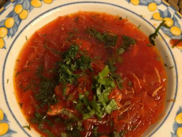 Borschtsch mit Karottensalat und herzhaftem Pfannkuchen - Rezept - Bild Nr. 16417