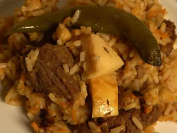 Plov mit Gemüsesalat und Essiggurken - Rezept - Bild Nr. 16417