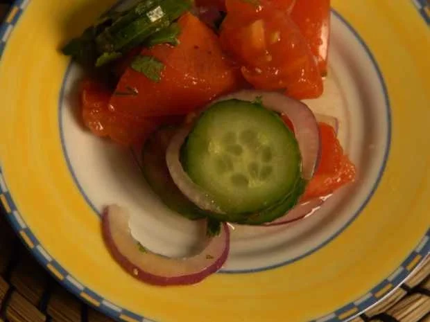 Plov mit Gemüsesalat und Essiggurken - Rezept - Bild Nr. 16418