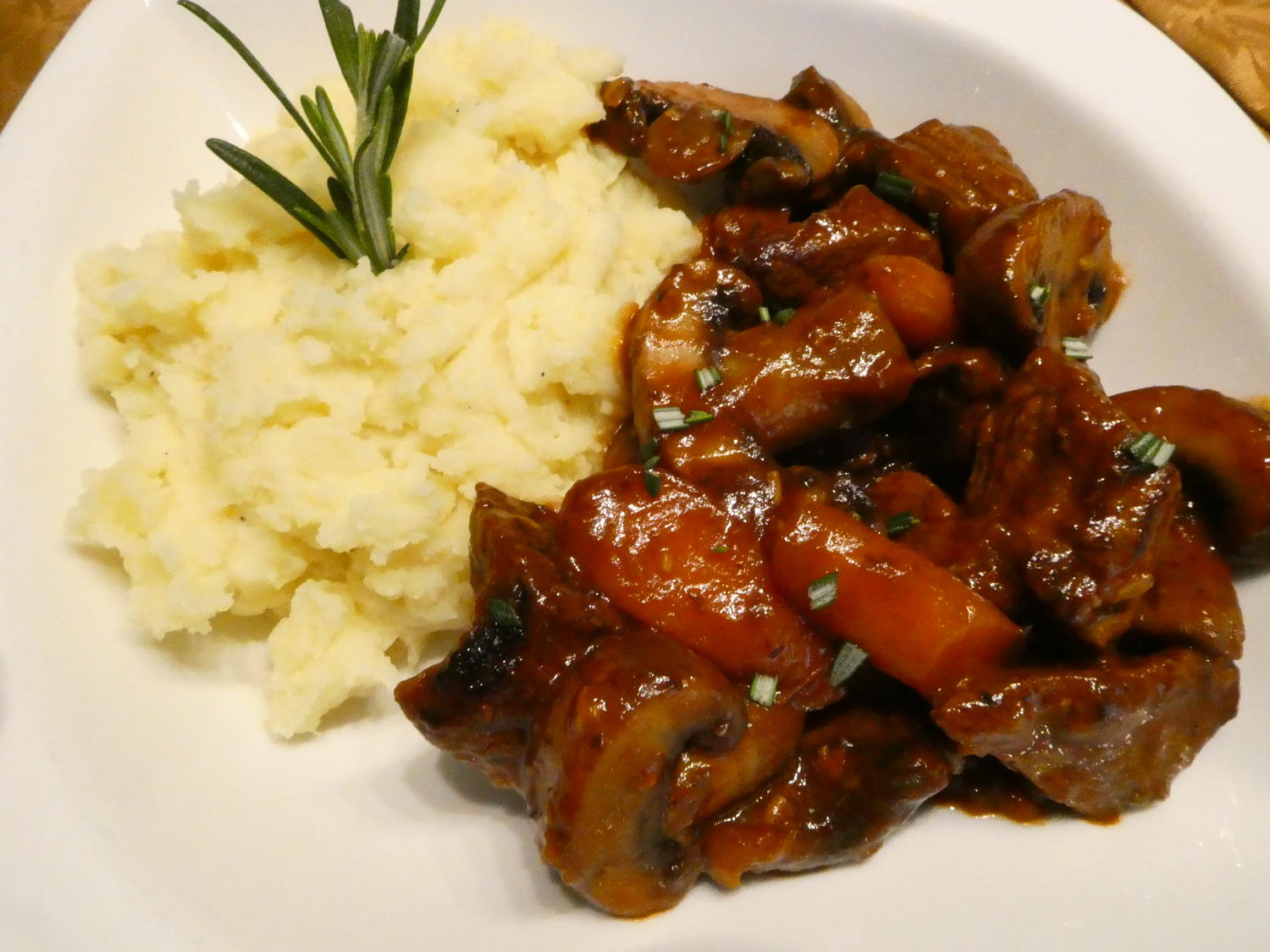 Gulasch mit Champigons und Möhren - Rezept - kochbar.de