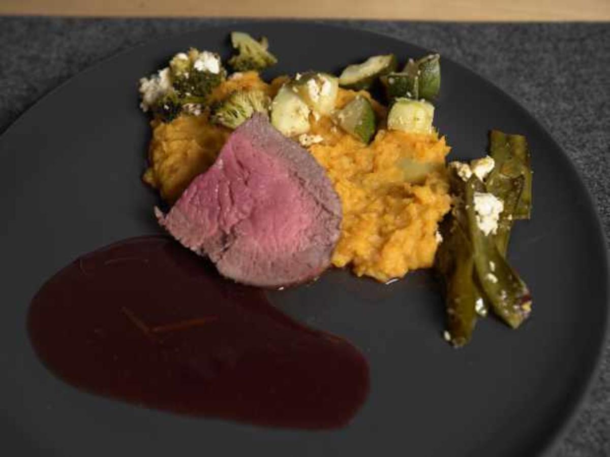 Rinderfilet mit Rotweinsauce, Süßkartoffelstampf und Gemüse - von Das ...
