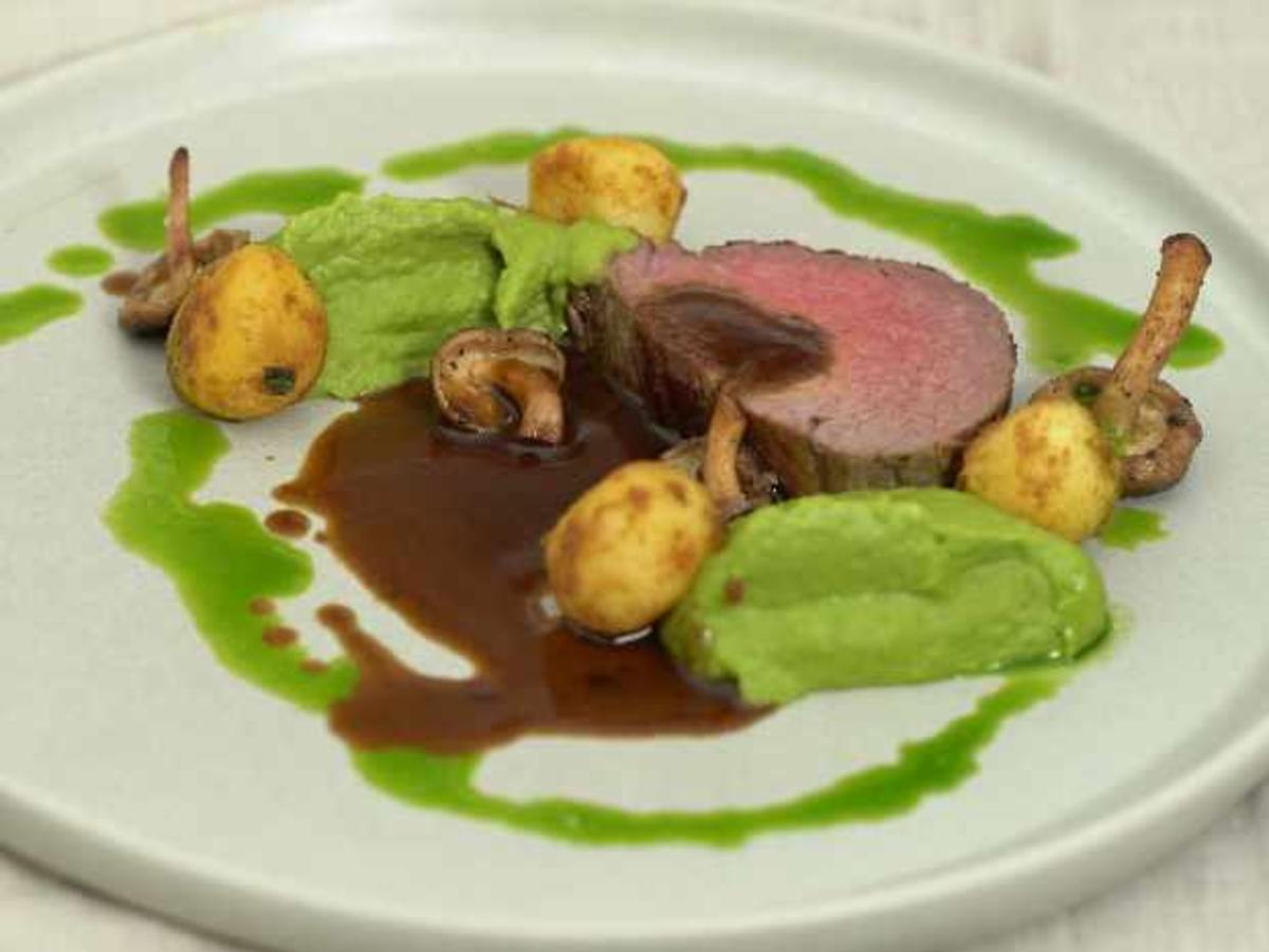 Rinderfilet mit Erbsenpüree und Pariser Kartoffeln - Rezept - kochbar.de