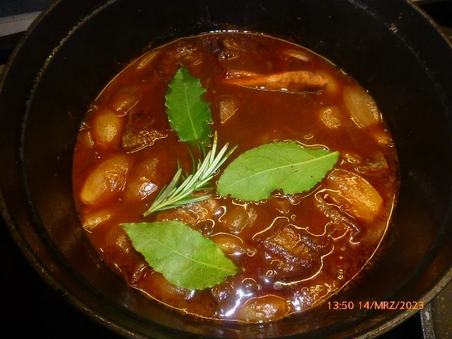 Griechisches Schmorfleisch mit Schalotten und Zimt - Rezept - Bild Nr. 16436