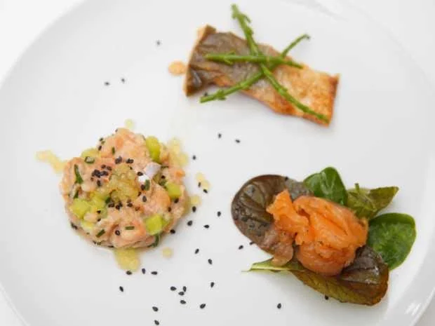 Gebeizter und gebratener Saibling mit Tatar und Wildkräutersalat - Rezept - Bild Nr. 2