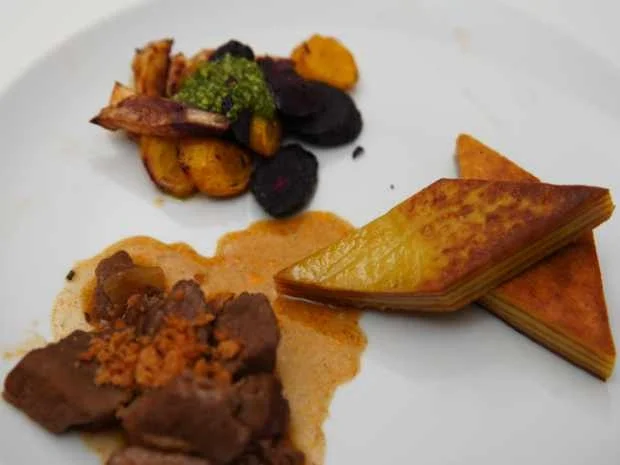 Wildschweinragout mit Kartoffel-Baumkuchen und Wurzelgemüse - Rezept - Bild Nr. 16439