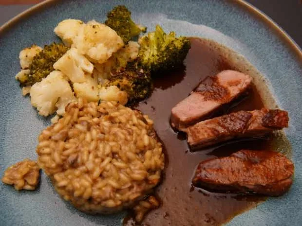 Sesam-Entenbrust mit Steinpilz-Risotto und Blumenkohl an Rotwein-Reduktion - Rezept - Bild Nr. 16439