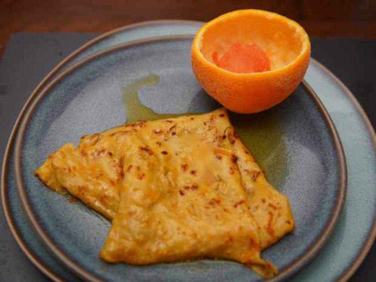 Flambierte Crêpe Suzette, dazu Campari-Orange-Sorbet in geeister ...