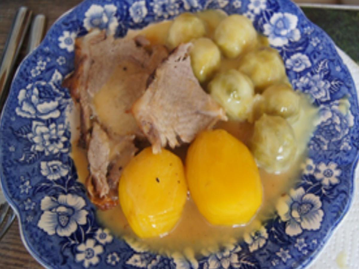 Schweinenackenbraten mit Sauce, Rahm-Rosenkohl und Kartoffeln - Rezept ...