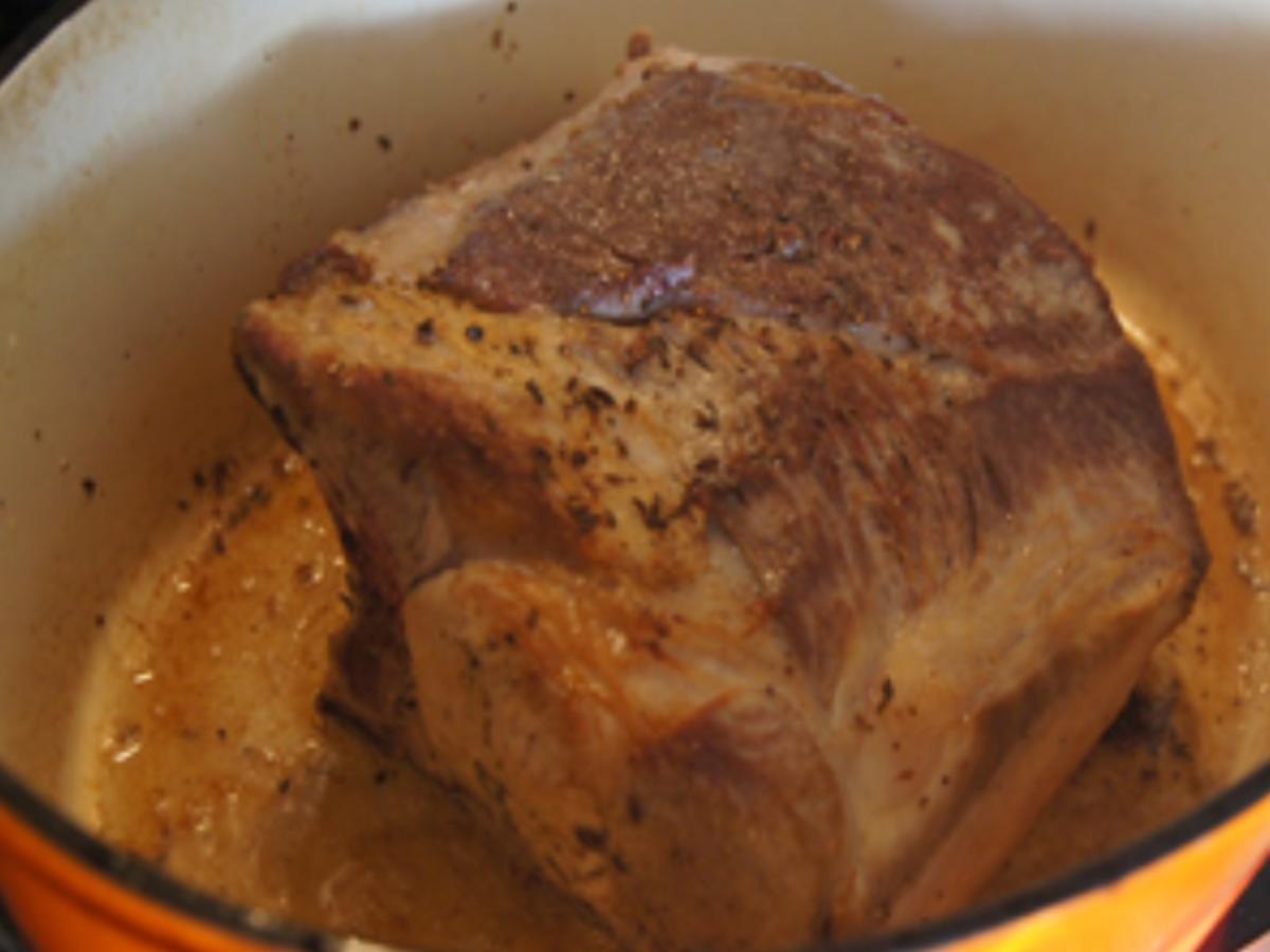 Schweinenackenbraten mit Sauce, Rahm-Rosenkohl und Kartoffeln - Rezept - Bild Nr. 16443