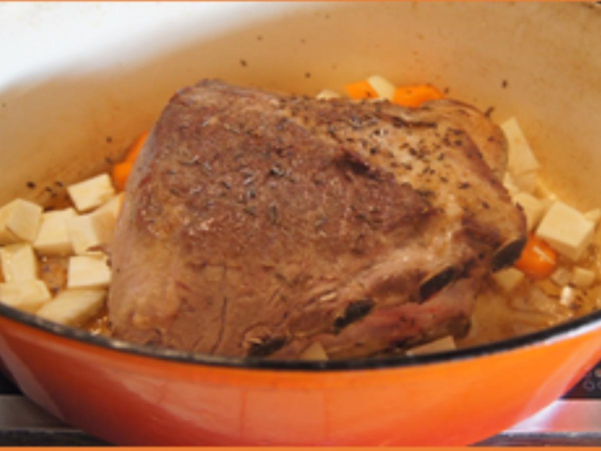 Schweinenackenbraten mit Sauce, Rahm-Rosenkohl und Kartoffeln - Rezept ...