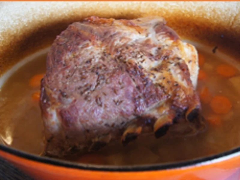 Schweinenackenbraten mit Sauce, Rahm-Rosenkohl und Kartoffeln - Rezept - Bild Nr. 16445